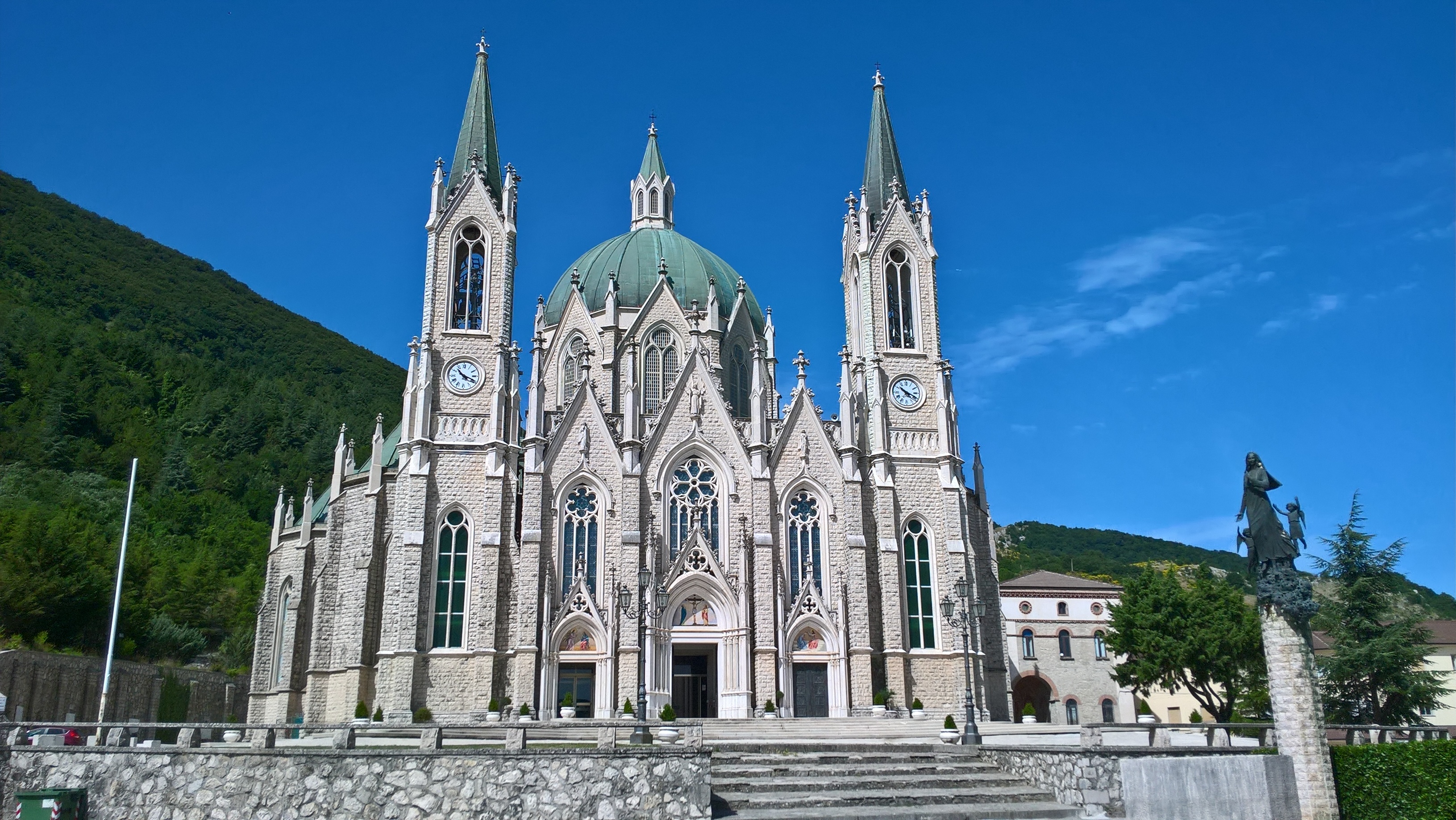 Basilica_minore_dellAddolorata_Castelpetroso03.jpg